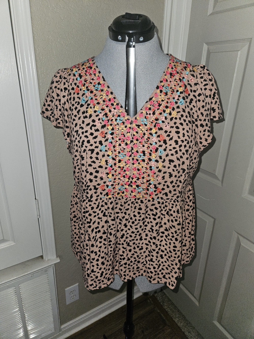 Savanna Jane Blush Leopard Print V-Neck Top with Multicolor Embroidery